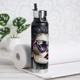 Hübsche Frau mit Sonnenbrille und lila Lippenstift Trinkflasche