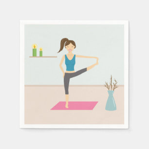 Hübsche Frau praktiziert Yoga in einem stilvollen  Serviette
