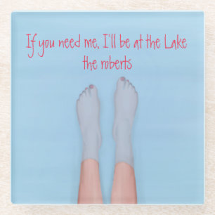 hübsche Füße, die in der coolen Wasserglaskiste ei Glasuntersetzer