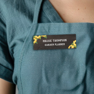 Hübsche gelbe Sonnenblumen und rustikales dunkles Namensschild