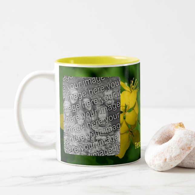 Hübsche gelbe Wildblumen Rahmen hinzufügen Ihr Fot Zweifarbige Tasse (Mit Donut)