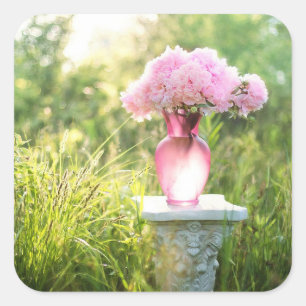 Hübsche Glasvase mit rosa Aufklebern der Blume Quadratischer Aufkleber