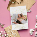 Hübsche Gold Script Fotos Doppelseitige Hochzeit Folieneinladung<br><div class="desc">Weiß doppelseitig zwei in einem Foto Hochzeitseinladung mit Ihren Fotos und Goldfolie Details. Join uns für die Hochzeit von ist an der Spitze des Fotos Hochzeit einladen geschrieben, mit Hochzeit in einem schönen Kalligraphie-Skript in Goldfolie gedruckt. Ihre Namen auch in Goldfolie. Auf der anderen Seite fügen Sie ein weiteres Foto...</div>