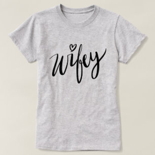 Hübsche handgeschriebene WIFEY an Shirt Ehefrau