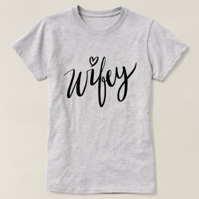 Hübsche handgeschriebene WIFEY an Shirt Ehefrau (Design vorne)