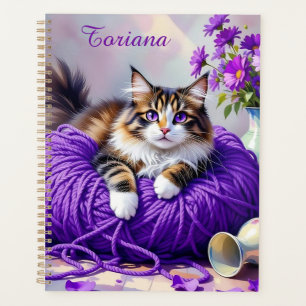 Hübsche Katze mit lila Blumen und Garn   Planer