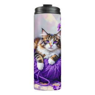 Hübsche Katze mit lila Blumen und Garn   Thermosbecher