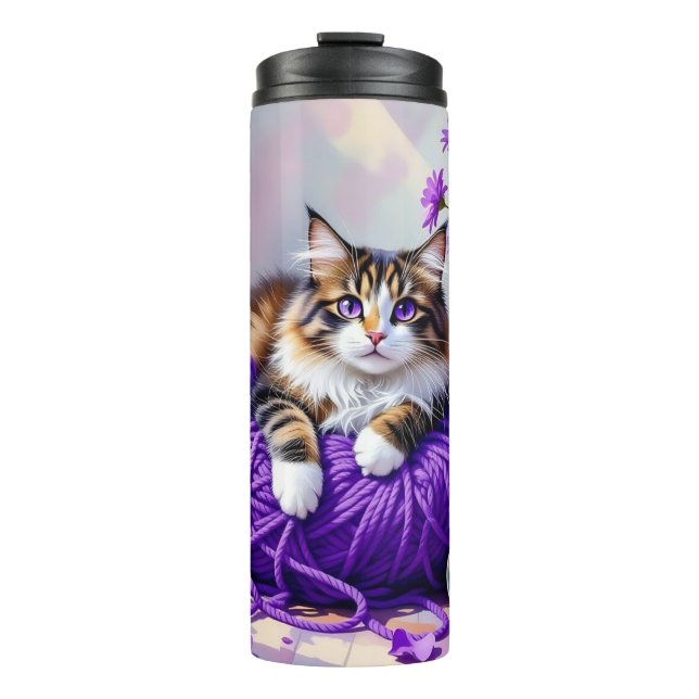 Hübsche Katze mit lila Blumen und Garn   Thermosbecher (Vorderseite)