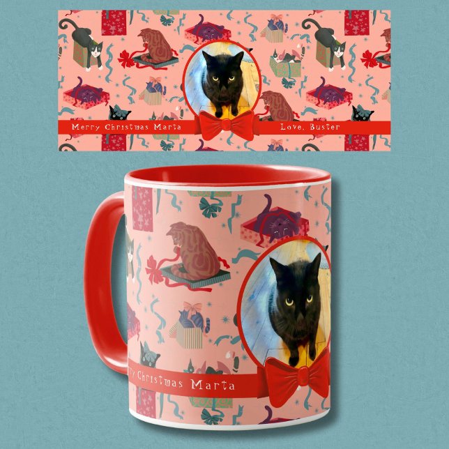 Hübsche Katzen in Weihnachtskästen Personalisierte Tasse (Add a photo of their special cat to this cute holiday mug Personalized for them. 4 colors available.)