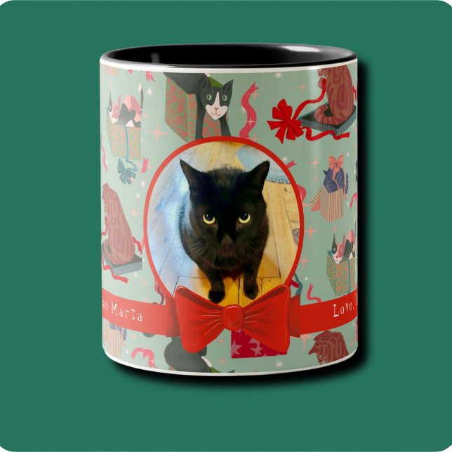 Hübsche Katzen in Weihnachtskästen Personalisierte Zweifarbige Tasse (Cats frolic in Christmas wrappings on this funny personalized cat photo Christmas Mug.4 more colors )