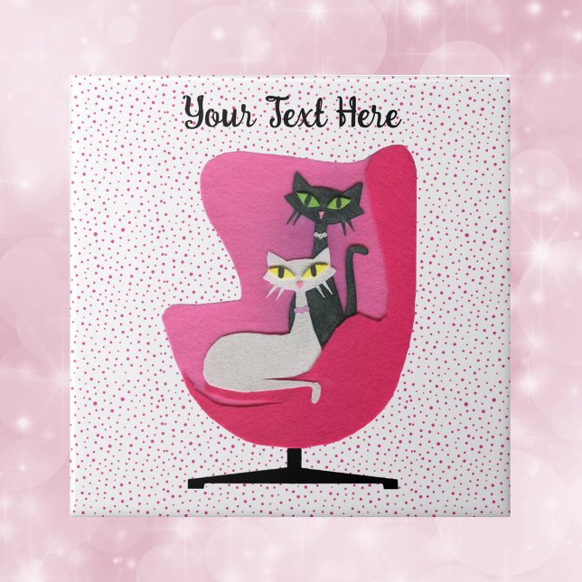Hübsche Katzen Mid Century Rosa Sessel Punkte Fliese (Two pretty cats in pink mid century chair pink polka dots on white decorative ceramic tile.)