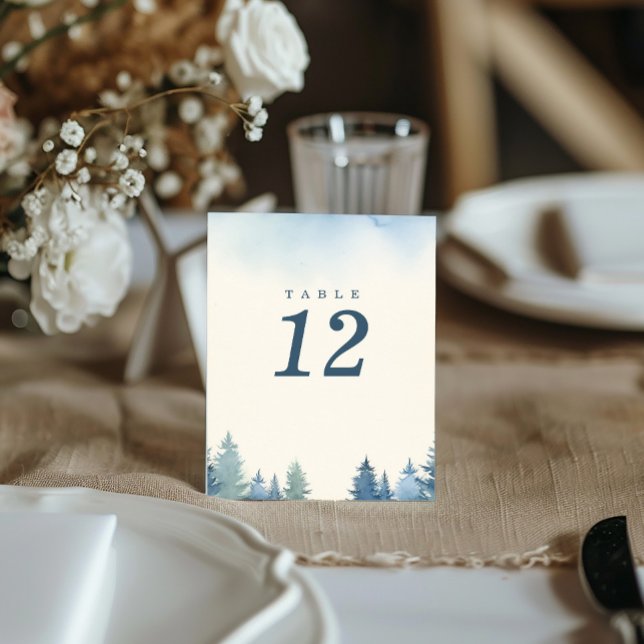 Hübsche Kiefernbäume blaue Tischnummer (Minimalist, elegant winter pine trees wedding reception table number card)