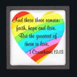 HÜBSCHE KORINTHIANER 13:13 RAINBOW HERZ DESIGN SCHACHTEL<br><div class="desc">Verbreitet Liebe mit diesem hübschen Regenbogenherz inspirierende Schrift Vers 1 Korinther 13:13 über T-Shirts und Geschenke. Und diese drei bleiben, Glauben, Hoffnung und Liebe, aber das bestste davon ist Liebe. Dieses farbenfrohe 1 Korinther 13:13 Design wird ein wertvolles Geschenk machen, wenn Segen, dass jemand Besonderes, dass Jesus Liebe und das...</div>