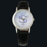 Hübsche Krebsastrologie Signieren Personalisierten Armbanduhr<br><div class="desc">Diese hübsche,  personalisierte lila und Lavendelkrebsbeobachtung zeigt Ihr astrologisches Zeichen aus dem Zodiac in einem wunderschönen Funkeln wie den Sternbildern. Passen Sie dieses niedliche Armbanduhr-Geschenk mit Ihrem Namen in einem wunderschönen Kursivskript für jemanden mit einem Ende Juni oder Anfang Juli Geburtstag an.</div>