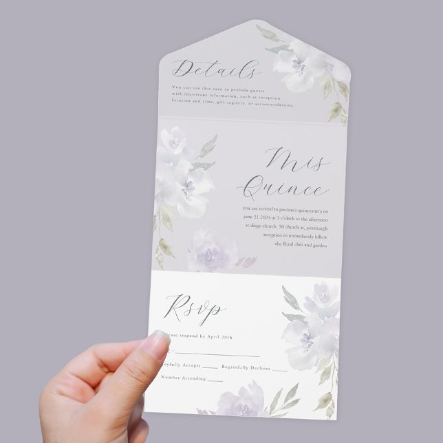 Hübsche Lila Blumenkatze 15 Jahre All In One Einladung (Pretty purple all in one quinceanera invitation includes a perforated rsvp return card.)