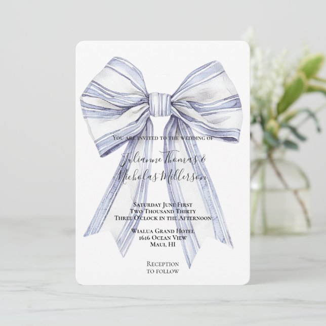 Hübsche Lila Bow-Hochzeit Einladung (Stehend Vorderseite)