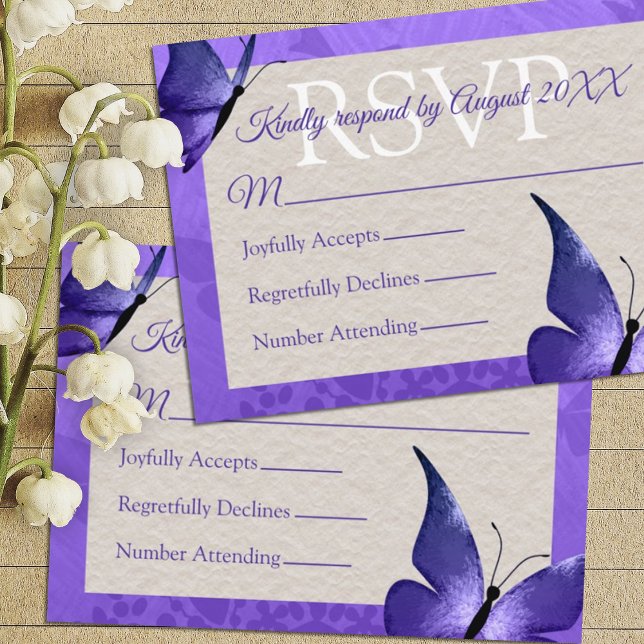 Hübsche Lila Butterfly-Quinceñera-RSVP-Karte Hinweiskarte (purple quinceanera rsvp card with butterflies purple beige elegant script writing reply response)