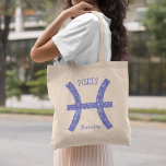 Hübsche Lila Fische Astrologie Signieren Personali Tragetasche<br><div class="desc">Diese hübsche lila und Lavendel Pisces Tasche zeigt Ihr astrologisches Zeichen aus dem Zodiac in einem schönen Funkeln wie die Sternbilder und personalisierten Text. Passen Sie dieses niedliche Geschenk mit Ihrem Namen in einem schönen kursiven Skript für jemanden mit einem späten Februar oder frühen März Geburtstag.</div>