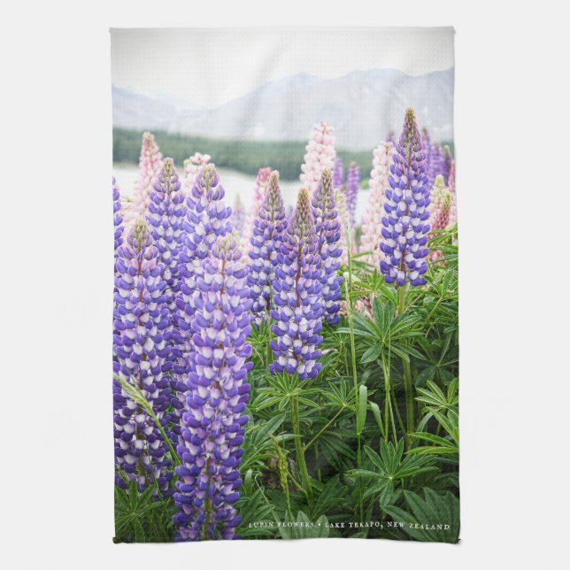 Hübsche Lupinen @ Lake Tekapo Neuseeland Geschirrtuch (Vertikal)