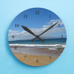 Hübsche Meerestide Runde Wanduhr<br><div class="desc">Diese wunderschöne Uhr ist ideal,  um ein niedliches Strandhaus zu dekorieren. Kleine blaue Wellen reihen sich unter hübschen Wolken an einem herrlichen Strand hoch. Ich Liebe die Küste.</div>