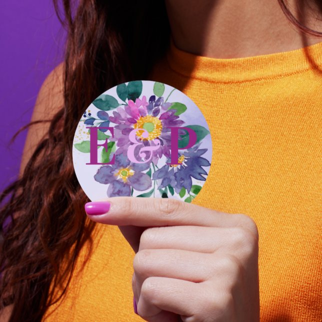 Hübsche Monogram Lila Blue Floral Wedding Runder Aufkleber (Pretty Monogram Purple Blue Floral Wedding Classic Round Sticker)