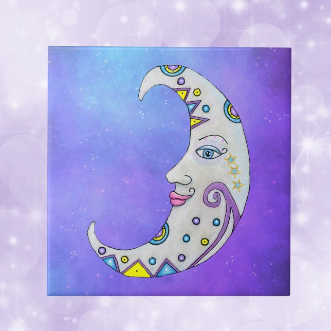 Hübsche Moon-Gefechtsstars Lila Sky Fliese (Fantasy decorated white crescent moon with face and colourful accents on purple ceramic tile.)