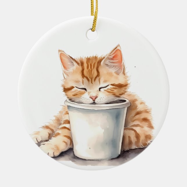 HÜBSCHE ORANGE TABBY KITTEN SCHLAFEN AUF CUP KERAMIK ORNAMENT (Vorne)