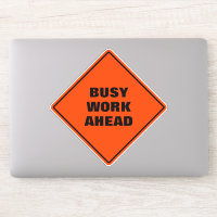 Hübsche Orangenarbeit vor dem Straßenschild