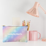 Hübsche Pastel Rainbow Sparkle Personalisiert Zubehörtasche<br><div class="desc">Passen Sie diese hübsche pastellfarbene Regenbogenkosmetiktüte an,  die den Namen Ihres besten Freundes in niedlichem Weiß enthält. Dieses zauberhafte Accessoire-Puchgeschenk hat ein hübsches rosa und lila Muster.</div>