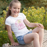 Hübsche Prinzessin Pink Blonde Girl Geburtstagspar T-Shirt<br><div class="desc">Dieser hübsche,  rosa Prinzessin Geburtstagsparty-T - Shirt zeigt ein hübsches blondes kleines Mädchen,  das ein schönes rosa Kugelknöpfchen trägt. Personalisieren Sie dieses niedliche Party-Tee mit Ihrem blonden Kind Name und Alter in schöner Typografie.</div>