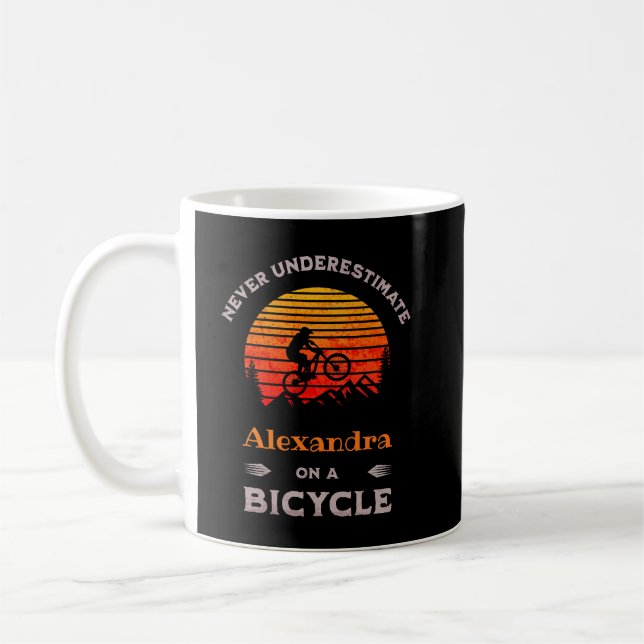 Hübsche Radlerin mit personalisiertem Fahrrad MTB Kaffeetasse (Links)