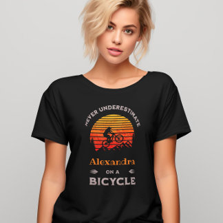Hübsche Radlerin mit personalisiertem Fahrrad MTB T-Shirt