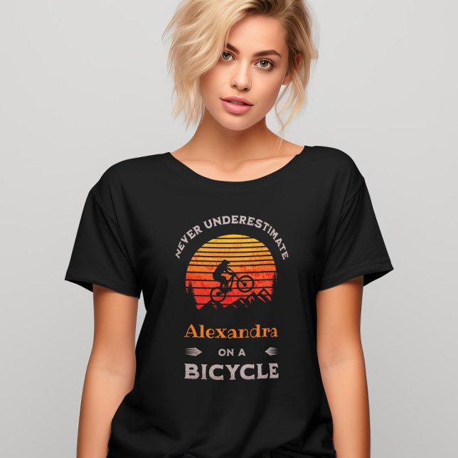 Hübsche Radlerin mit personalisiertem Fahrrad MTB T-Shirt (Von Creator hochgeladen)