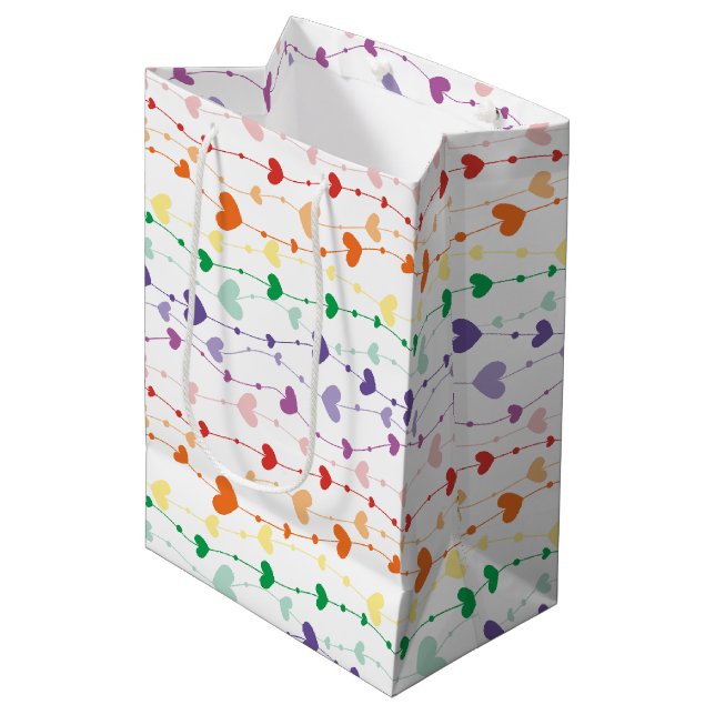 Hübsche Rainbow Hearts Pattern Kids Mittlere Geschenktüte (Vorderseite Schrägansicht)