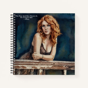 Hübsche Red Hair Lady Plato Zitat BlueBlack Journa Notizbuch
