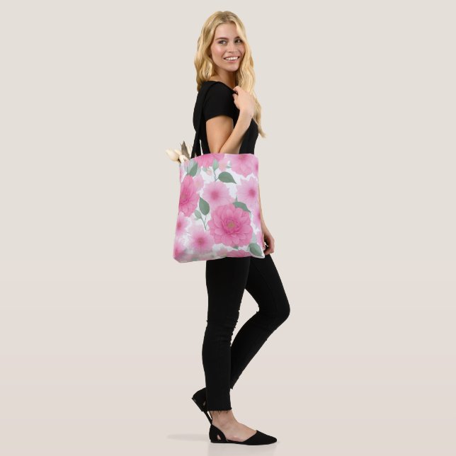 Hübsche rosa ästhetische Blume Serene Floral Charm (Am Model)
