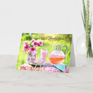 Hübsche rosa Blume und Erdbeergetränk Karte