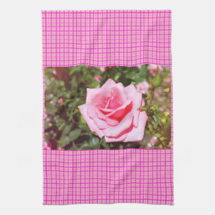 hübsche rosa Rosenblume mit süßen Herzen Handtuch