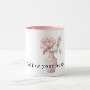 Hübsche rosa Rosenblumen in Vasen Tasse