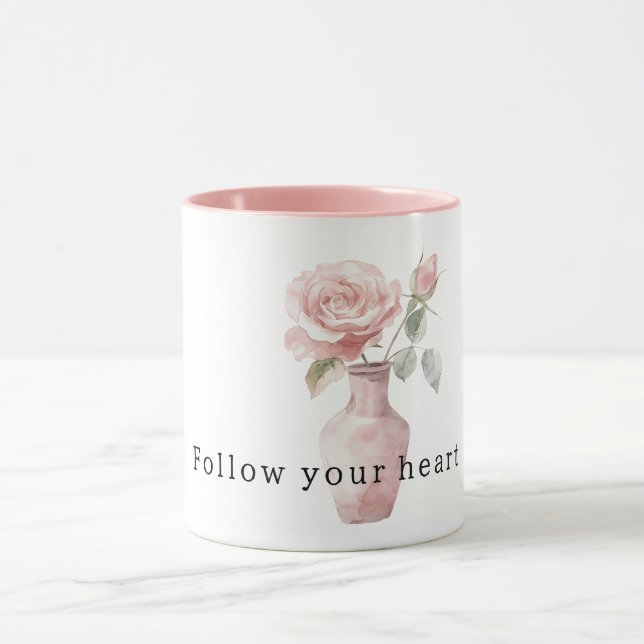 Hübsche rosa Rosenblumen in Vasen Tasse (Zentrum)