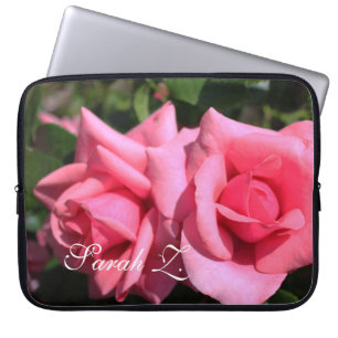 Hübsche rosa Rosenblumen Laptop-Hülle. mit Namen. Laptopschutzhülle