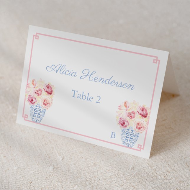 Hübsche Rosa und blaue Blumenblütendusche Platzkar Tischnummer (Pretty pink and blue individual place card design featuring roses in ginger jar and greek key print)