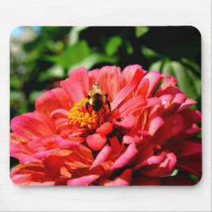 Hübsche Rote Blüte und Honigbiene Mousepad
