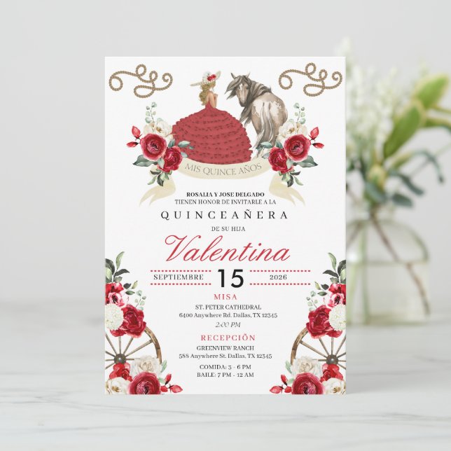 Hübsche Rote Rosen Cowgirl Western Quinceañera Einladung (Stehend Vorderseite)