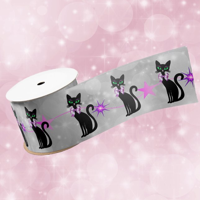 Hübsche schwarze Katzen Pink Bows Stars auf weißen Satinband (Pretty black cats green eyes pink bows stars on grey white gift wrap ribbon.)