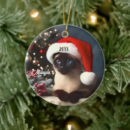 Hübsche siamesische Katze in einer Weihnachtsmannm Keramik Ornament