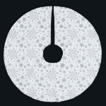 Hübsche Silberschneeflocken auf Winterweiß Polyester Weihnachtsbaumdecke<br><div class="desc">Die hübschen Silberschneeflocken in gemischten Größen (grau) verteilen sich auf dieses Weihnachtsgeschmack. Dieses niedliche festliche Design mit einem knalligen,  winterweißen Hintergrund wird jedem Alter gefallen und ist perfekt für jeden,  der weiche und zarte Weihnachtsmuster mag.</div>
