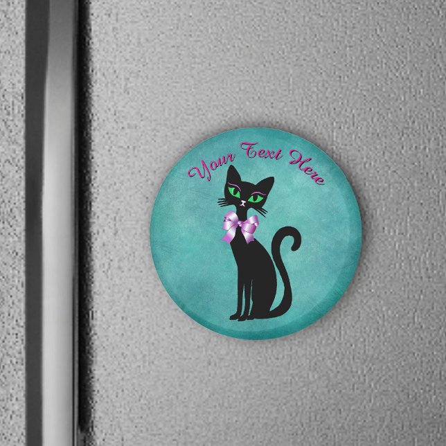 Hübsche sitzende schwarze Katze Rosa Schleife Grün Magnet (Pretty black cat green eyes pink pow on teal round frig magnet.)