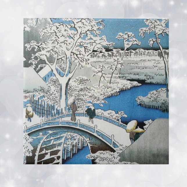 Hübsche Vintage asiatische Winterschneebrücke Fliese (Asian winter scene snow covered bridge blue water people on decorative ceramic tile.)