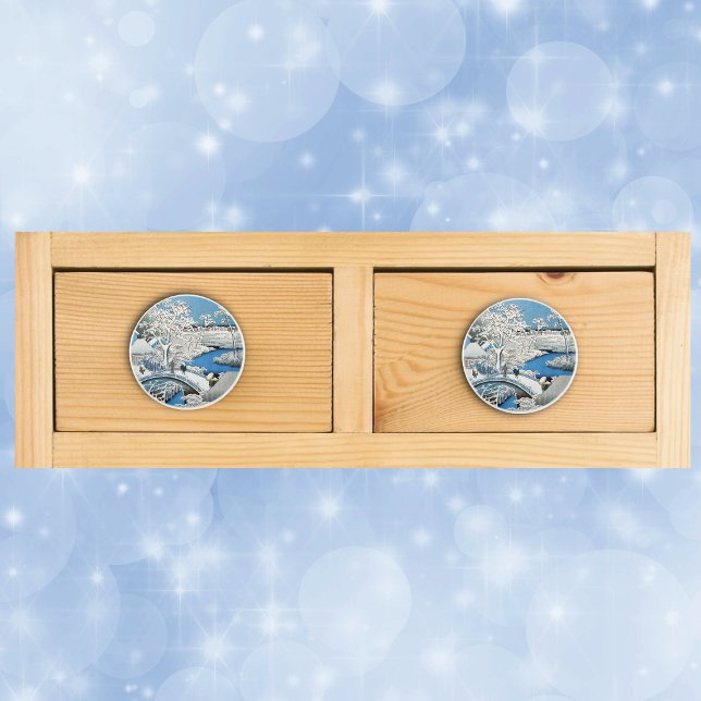 Hübsche Vintage asiatische Winterschneebrücke Keramikknauf (Winter scene snow in Asian village with trees bridge over water in blues and white on drawer knobs.)